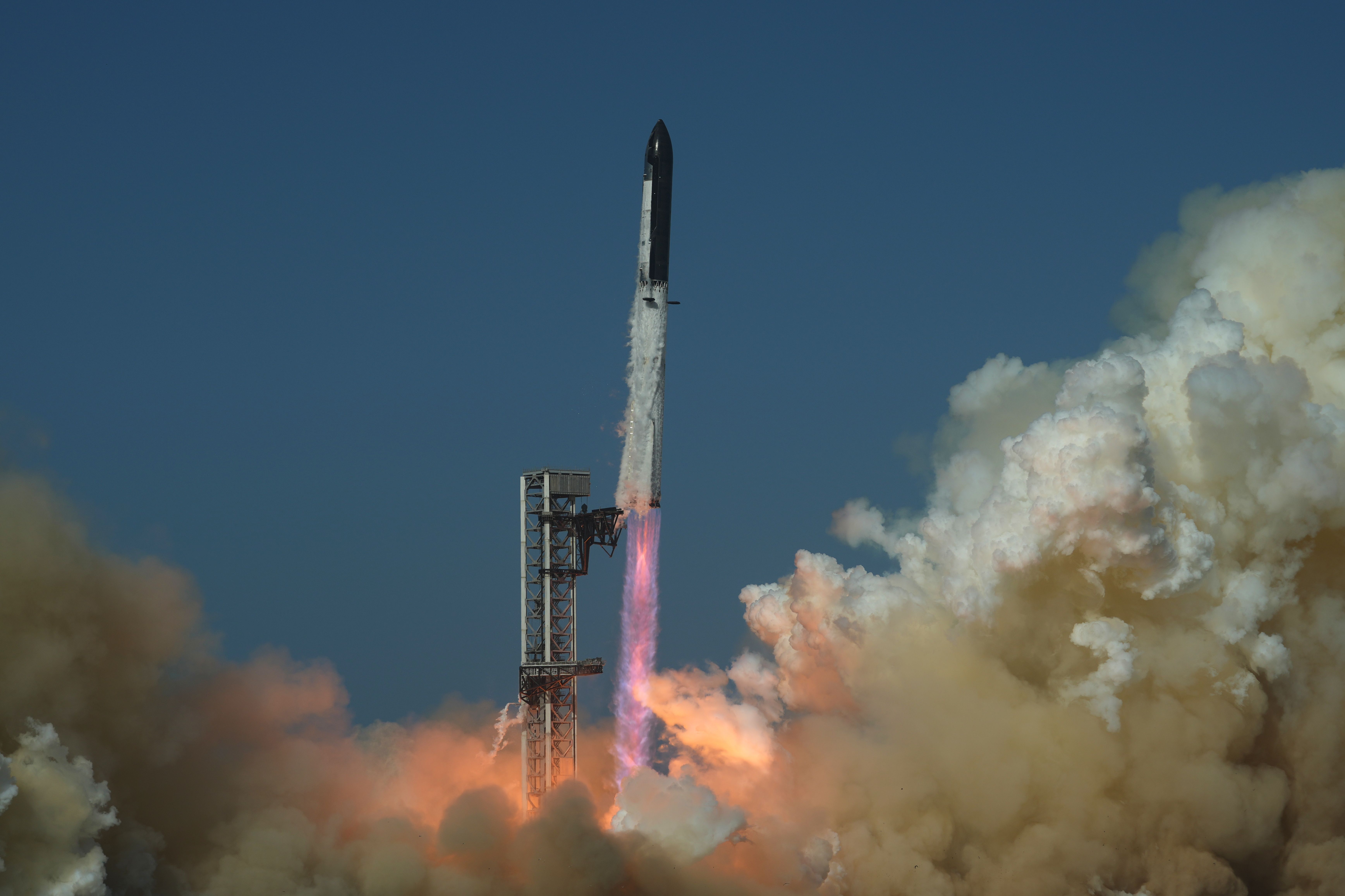 SpaceX shares rise even as company insiders get a chance to sell for the first time