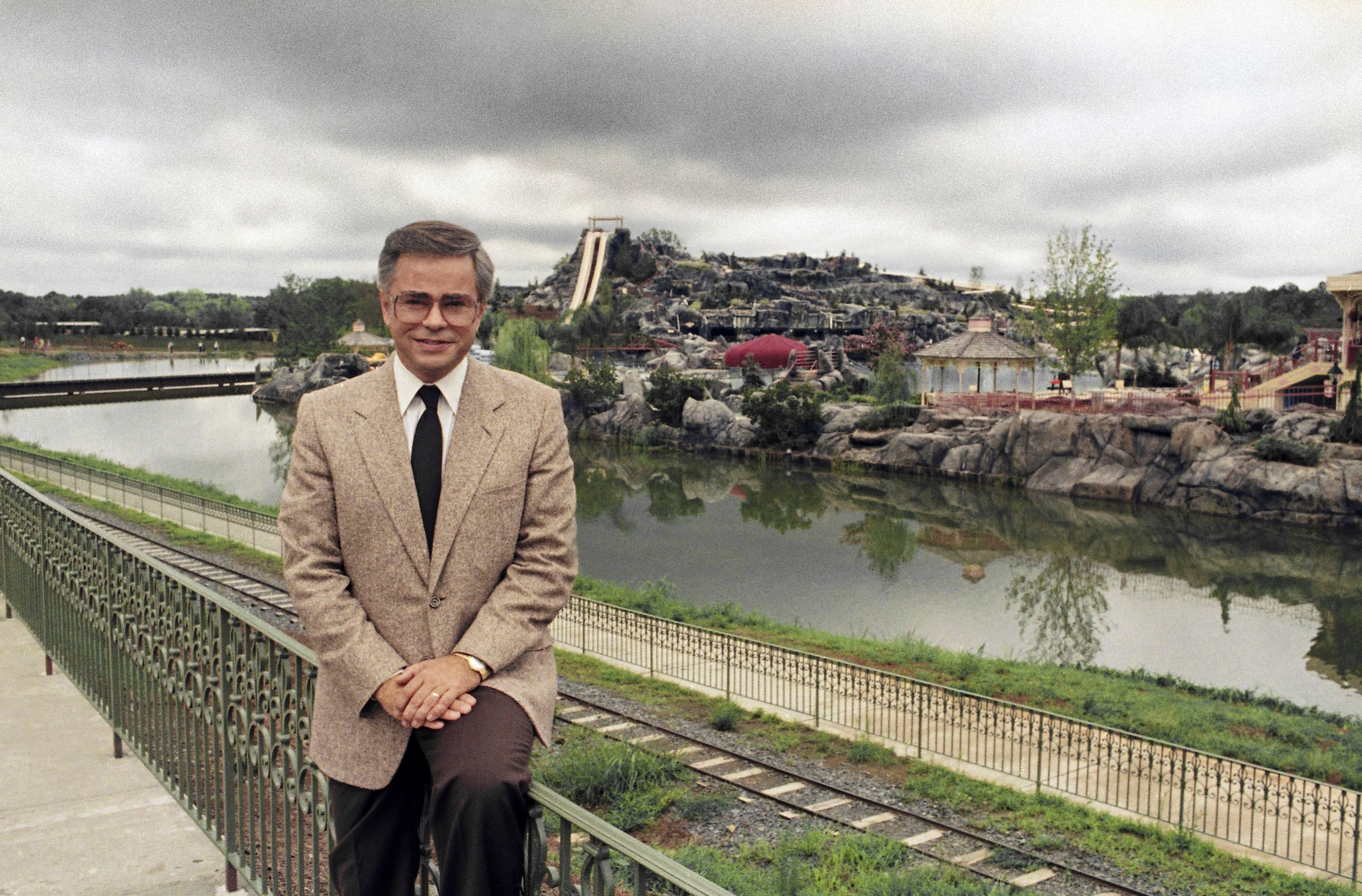 Jim Bakker , who lost his PTL Club televangelism empire in sex and money scandals , dies at 86 :: WRAL . com