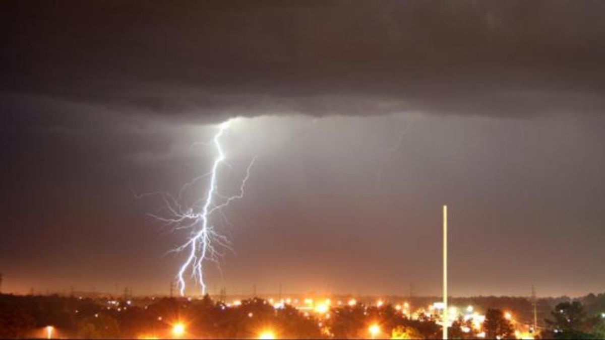Lightning topples tree, igniting natural gas line near Harnett County home