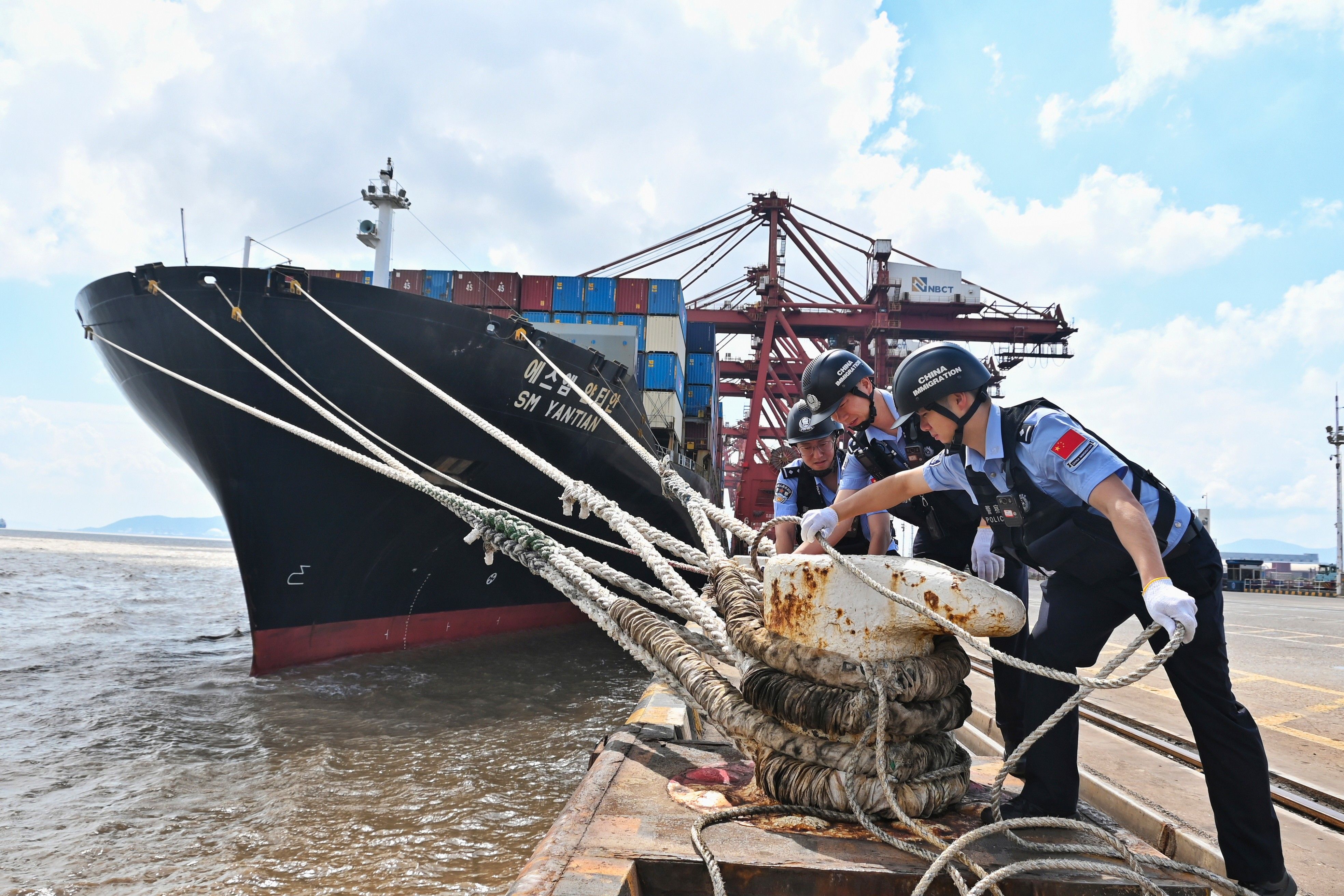 Shanghai cancels 1 , 300 flights as China prepares for Typhoon Dolphin