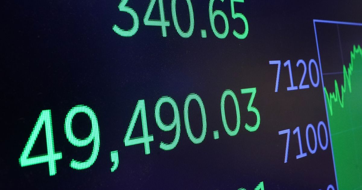 Democrats feud over stock trading as they sharpen anti-corruption case against Trump