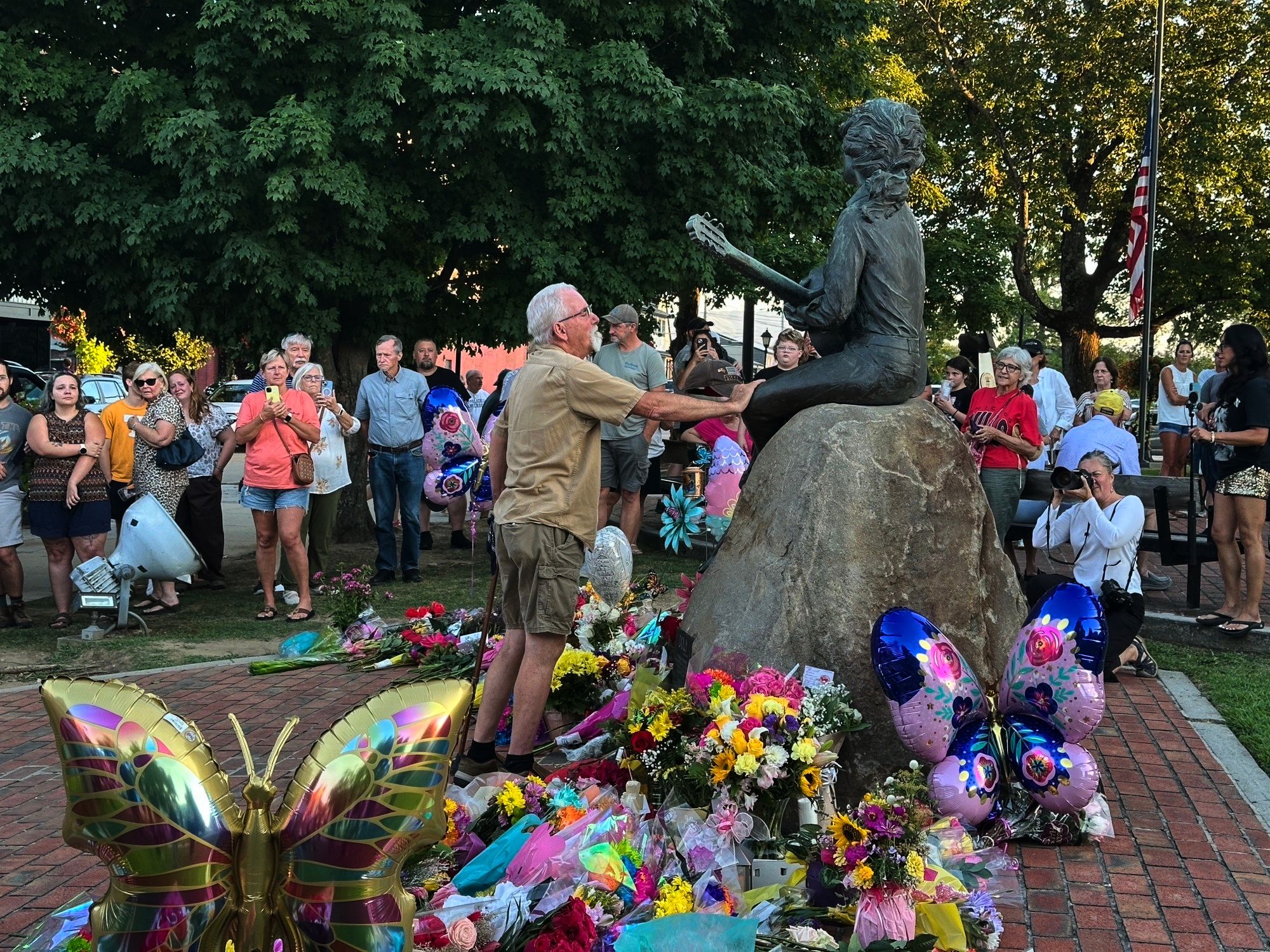 Dolly Parton love of the Great Smoky Mountains helped transform her hometown