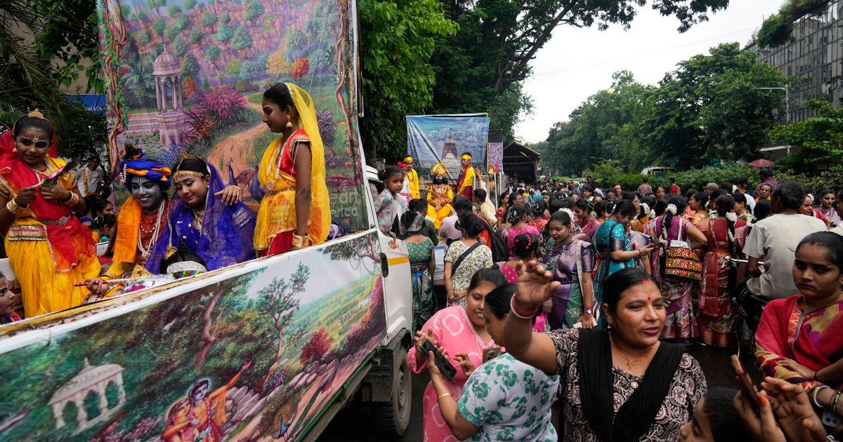 Crowd surge at Hindu festival in India leaves 1 dead and many hospitalized