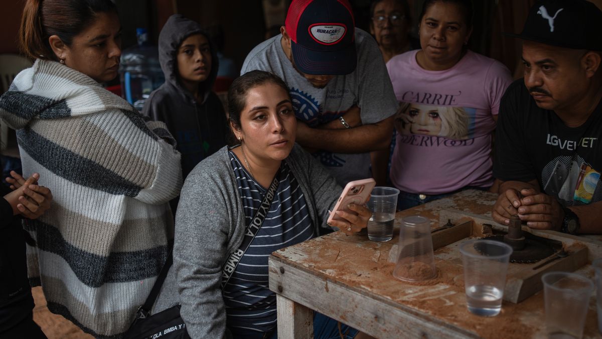 wral.com - HEATHER HOLLINGSWORTH, FÉLIX MÁRQUEZ and MEGAN JANETSKY — Associated Press - Six dead and a family left reeling after Mexican Navy medical flight crashes in Texas