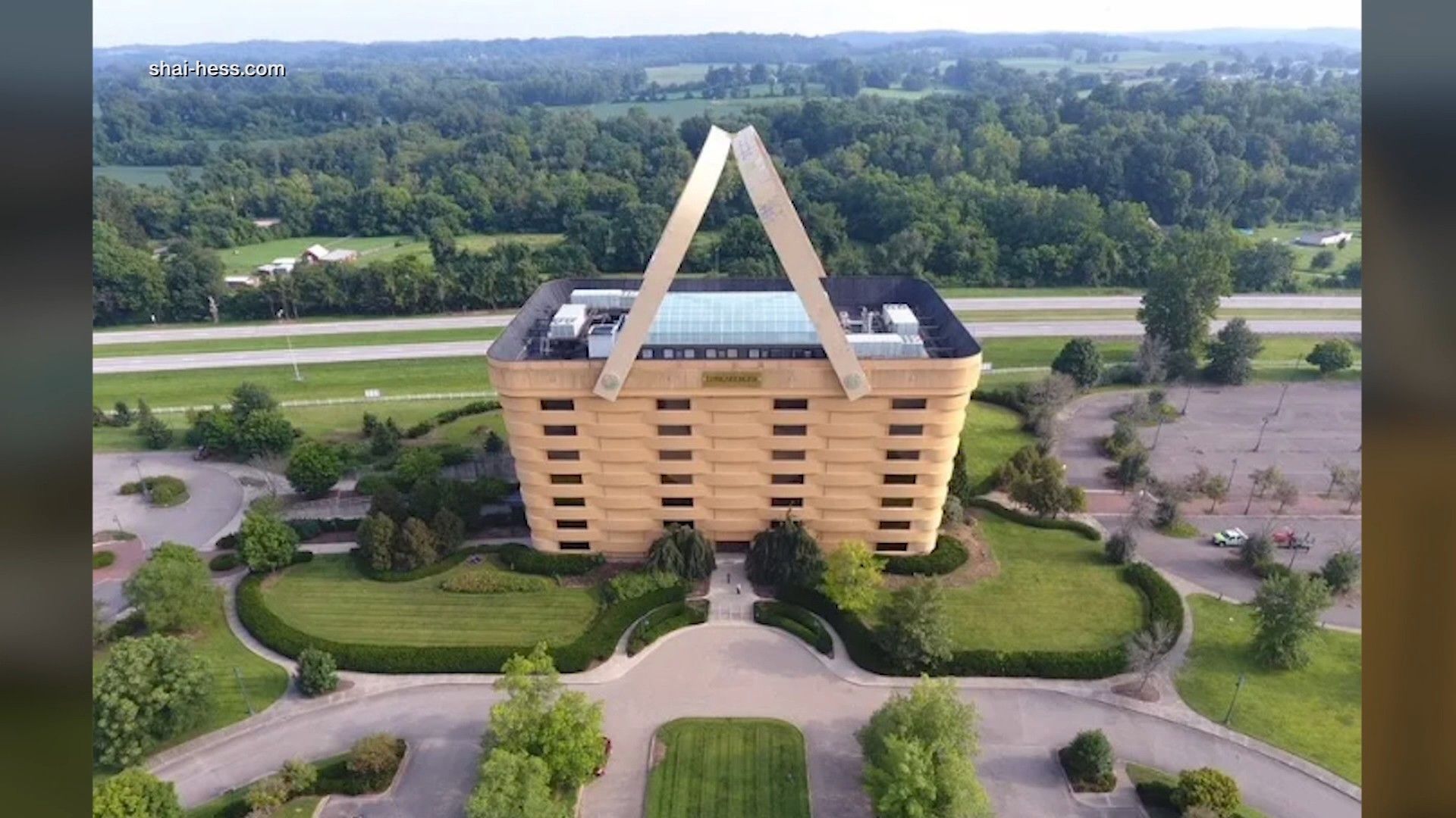 Strange real estate: 7-story picnic basket is on the market