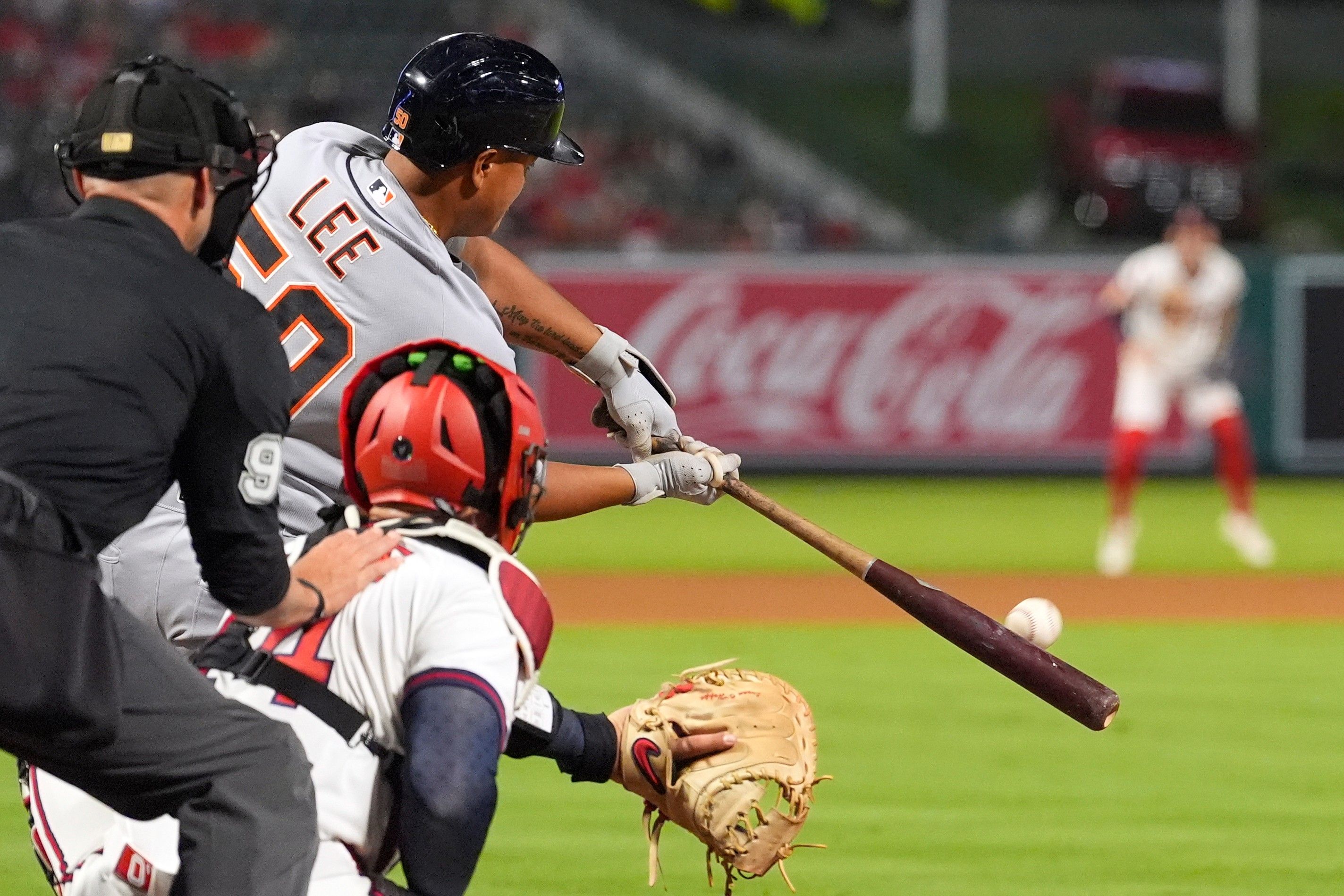 Lee hits clutch double in 9th and Tigers hold on for 2-1 comeback