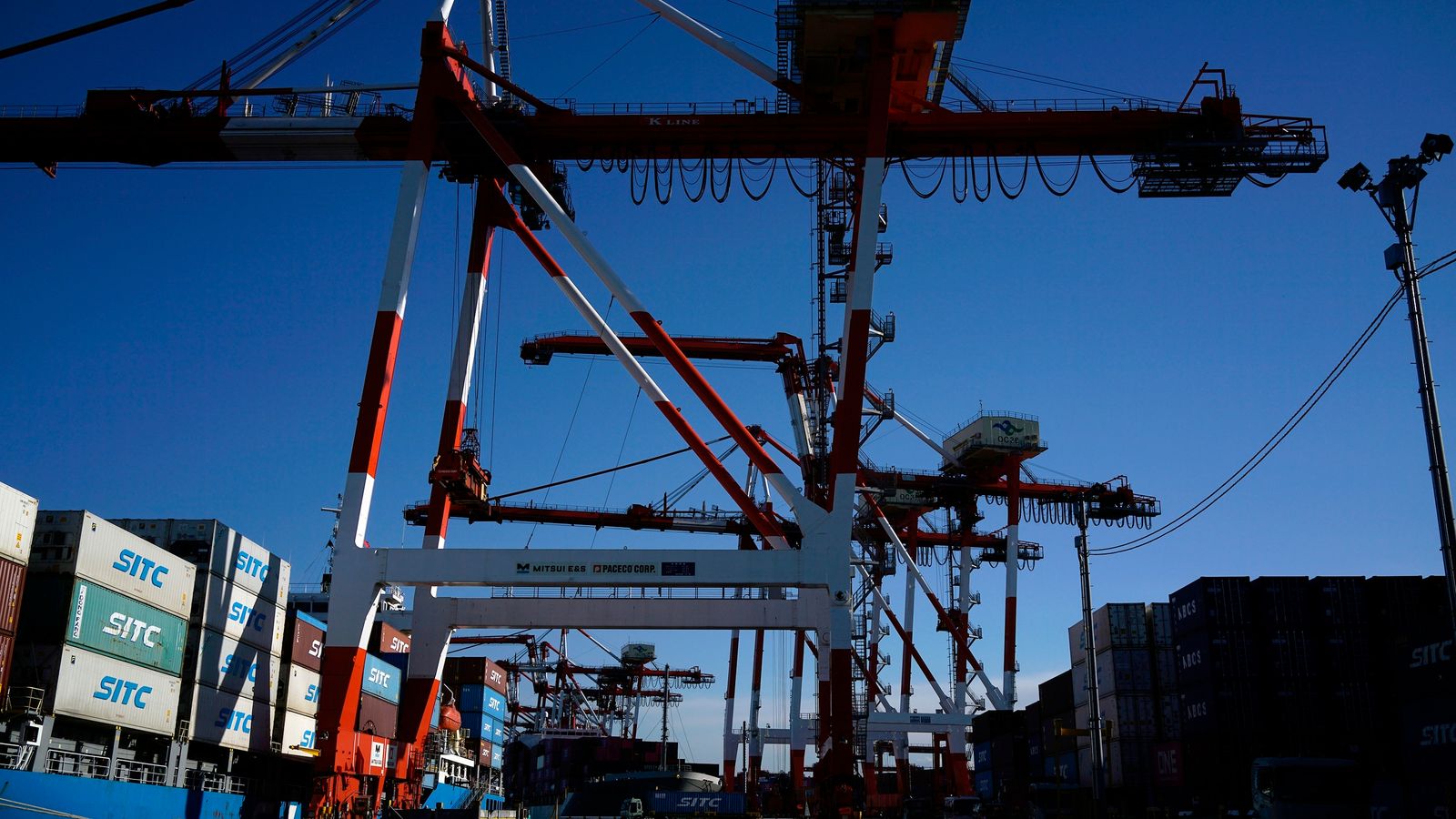 Survey shows Japan's business sentiment improving for a 5th straight quarter