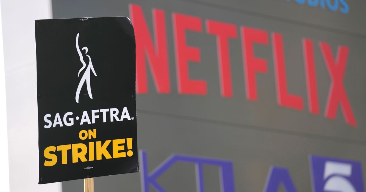 Screenwriters overwhelmingly approve a 4-year contract with Hollywood studios