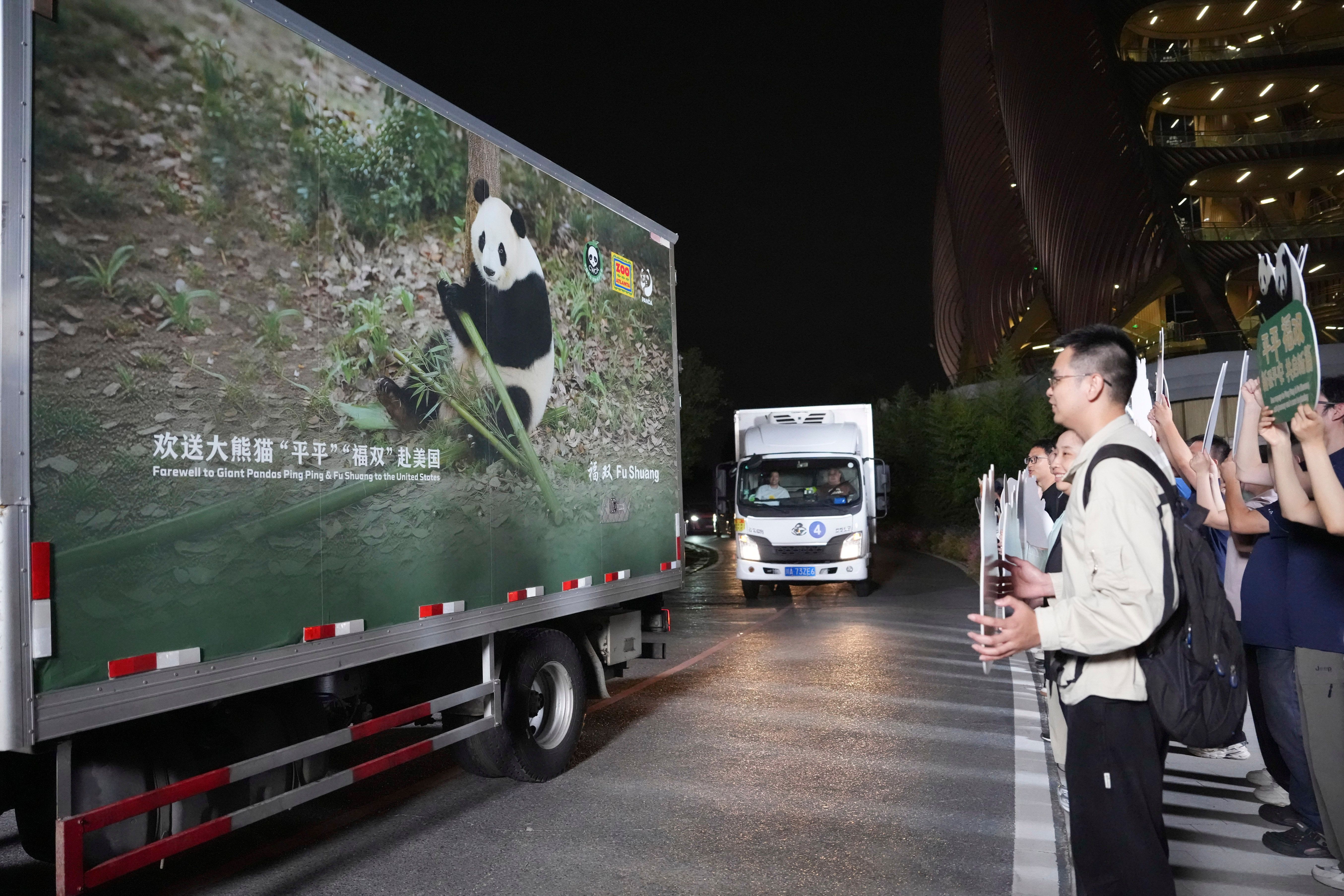 2 giant pandas arrive in Atlanta under a US - China government agreement