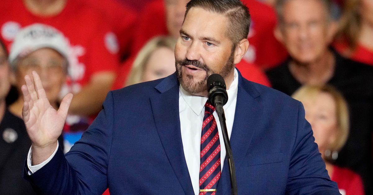 Judge sides with Arizona election official in ruling that has implications for midterms voting