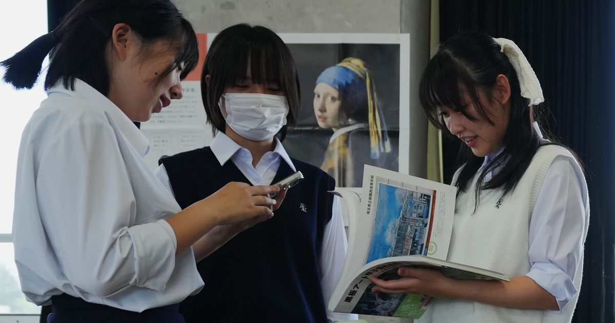Young Japanese artists turn school blackboards into a hit medium for creativity