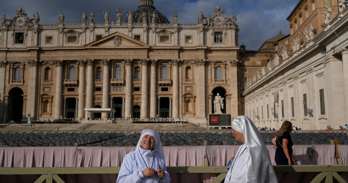 Faithful gather to welcome Pope Leo back for Sunday blessing after cancer surgery