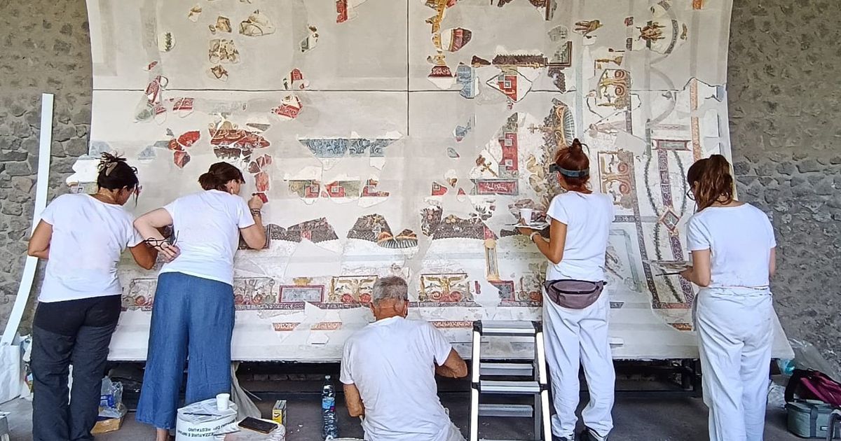 Pompeii archaeologists reconstruct frescoed ceiling of a banquet hall, with more fragments to come