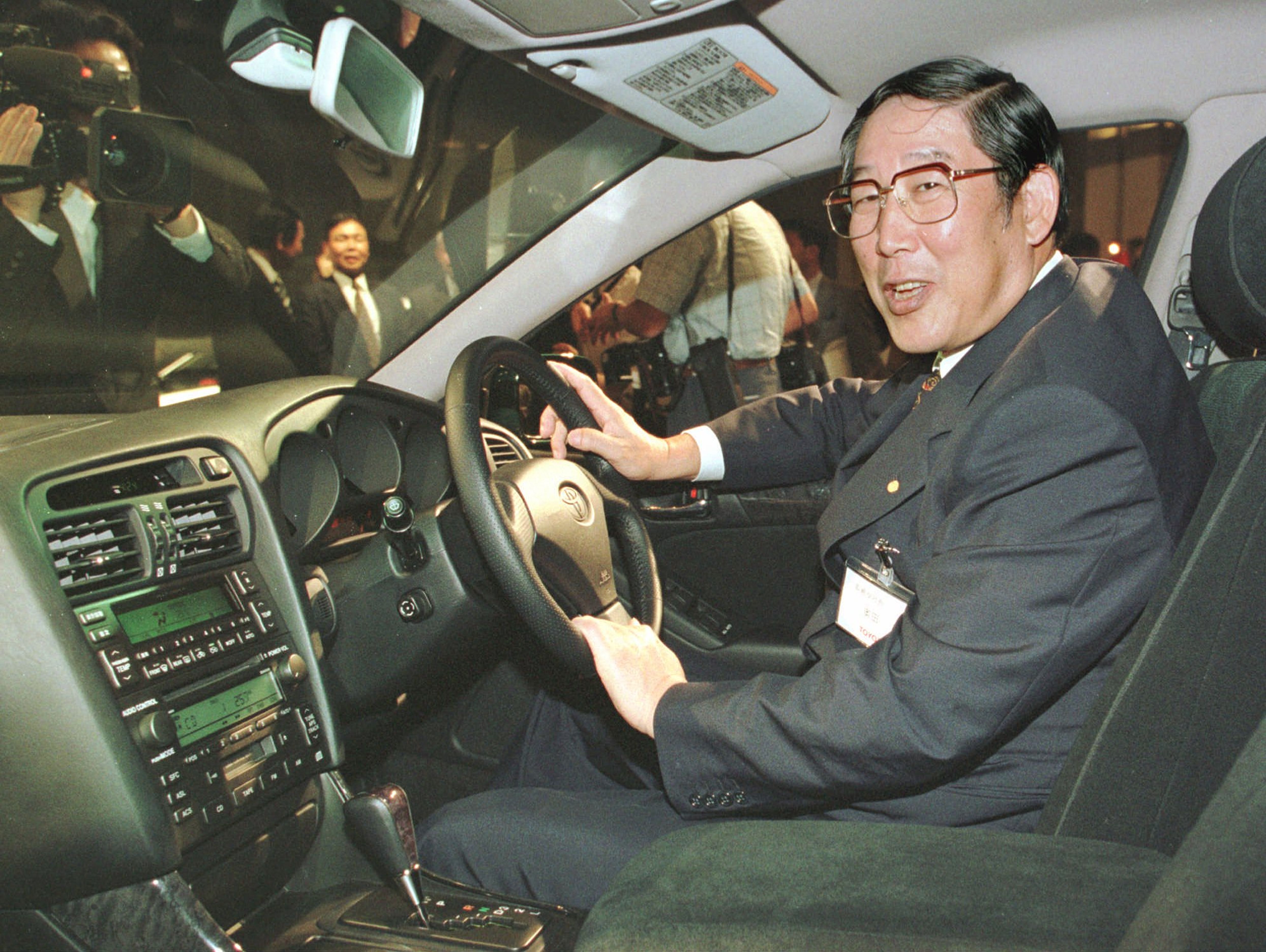 Hiroshi Okuda , former Toyota chief credited for leading the Japanese automaker global climb , dies