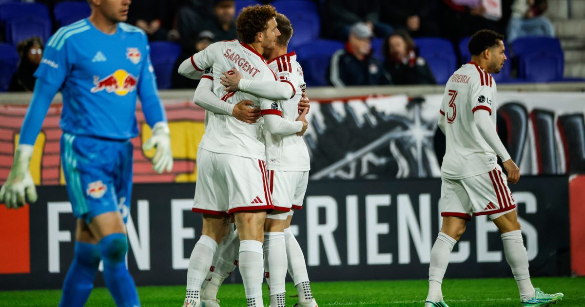 Dániel Sallói scores a goal, Gavran has 3 saves; Toronto beats Red Bulls 2-0