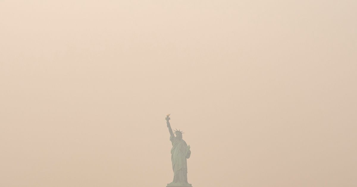 Heavy smoke from wildfires is darkening skies from the US Midwest to the East Coast, in photos