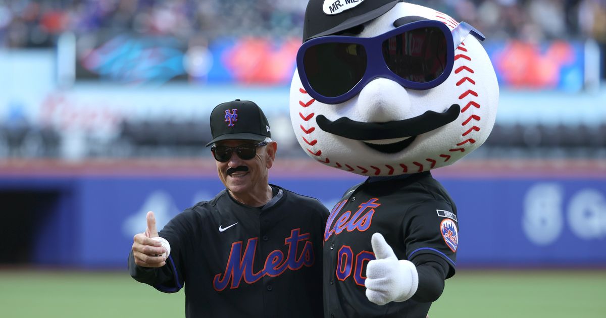 Bobby Valentine, in disguise again, revels in his most famous moment with Mets