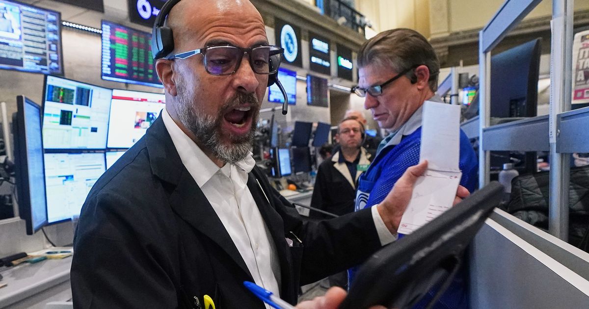 US stocks drift lower and threaten to break Wall Street's 5-day winning streak