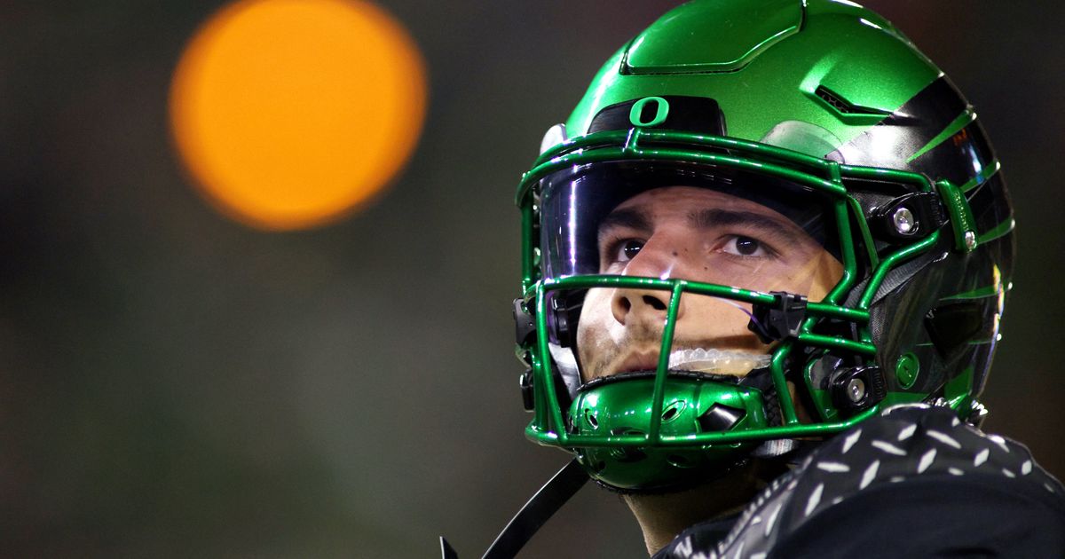 Raiola's 4-yard touchdown pass with 28 seconds left gives Oregon a 17-14 win over Nebraska