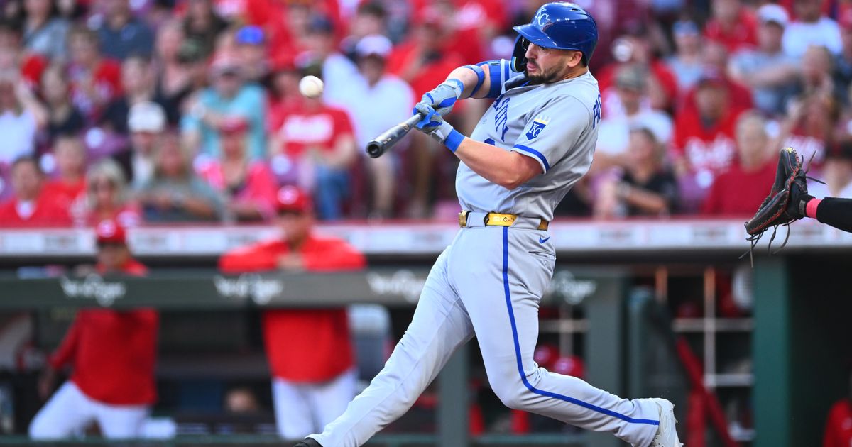 Massey hits tiebreaking RBI single in 9th inning, Royals beat Reds 5-2
