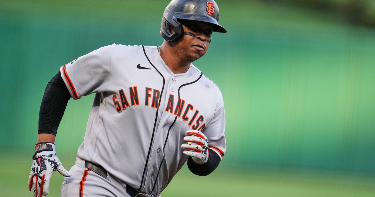 Rafael Devers hits 32nd homer, extends hit streak to 10 games as Giants beat Pirates 5-4 in 10