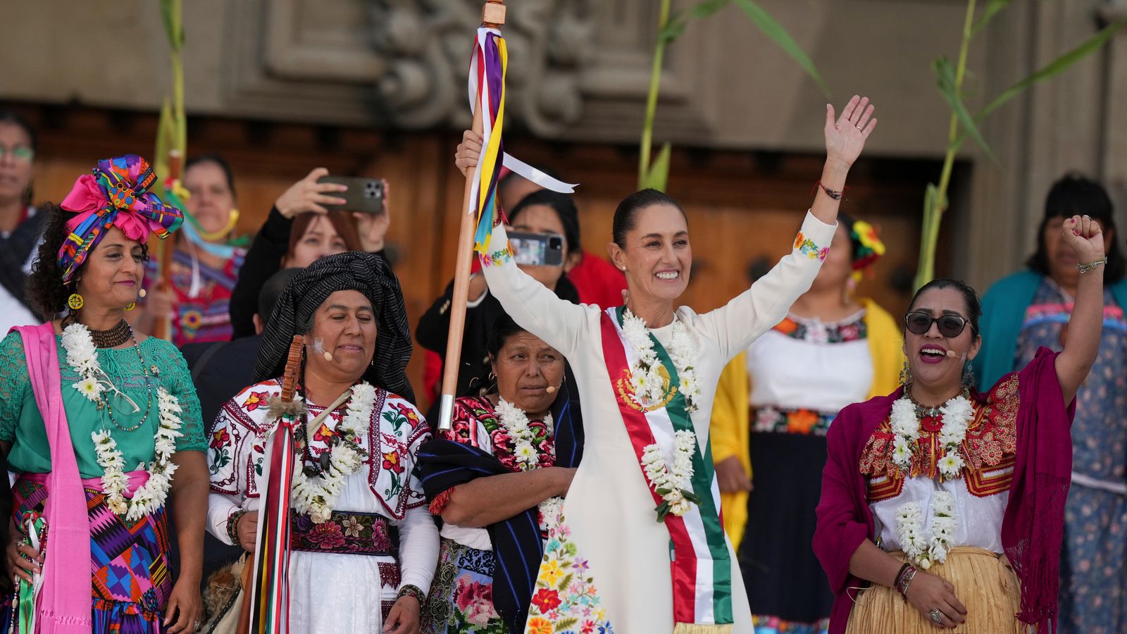 Las mujeres indígenas de San Isidro que inspiran los estilos de Claudia Sheinbaum