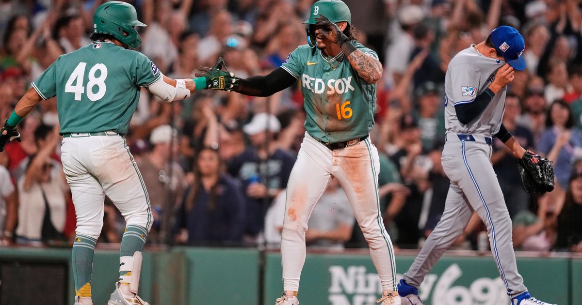 Seigler has first career 4-hit game to help the Red Sox beat the Blue Jays