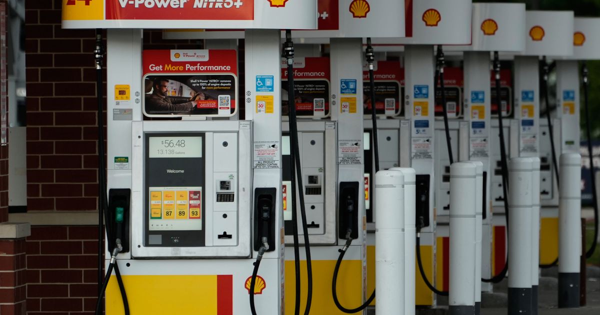 US gas prices back up to an average of $4 a gallon as Iran war heats up