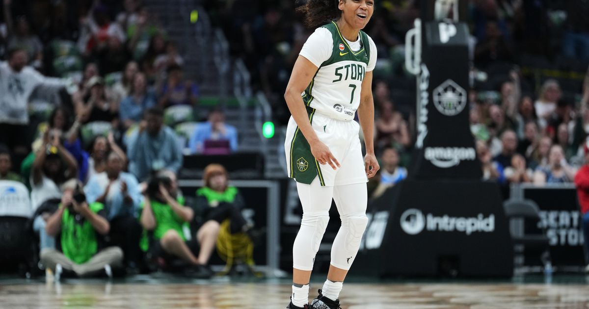 Zia Cooke and Flau'jae Johnson have career games as the Storm beat the Sun 77-59