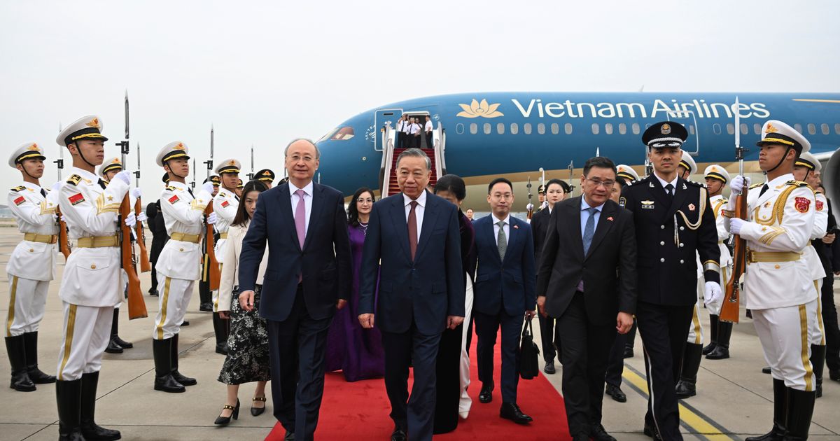 Vietnam’s new leader meets China’s Xi on his first overseas trip