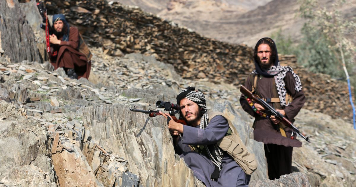 Afghanistan's soldiers guard the border with Pakistan as both countries trade attacks, in photos