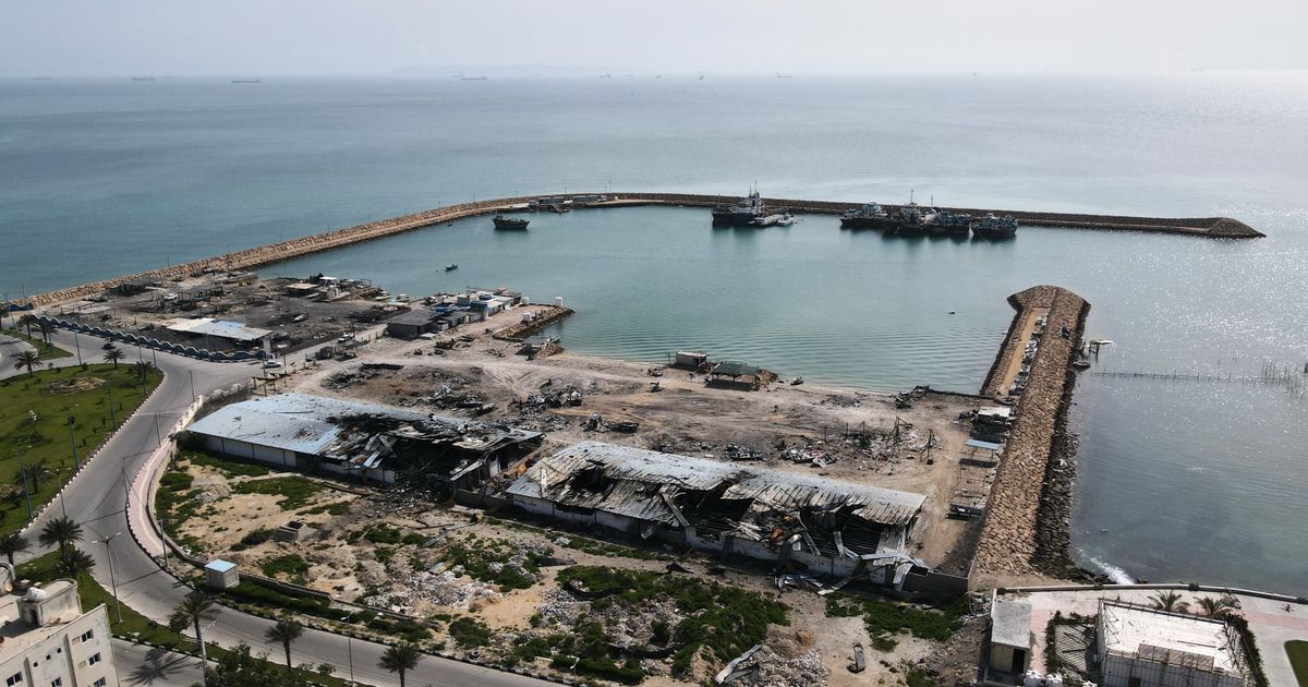 Macron and Starmer hold international summit on reopening the Strait of Hormuz