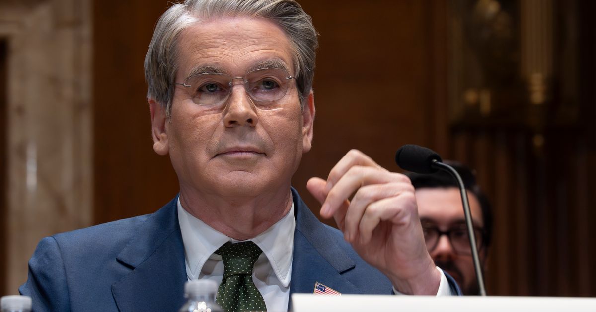 US imposes sanctions on a China-based oil refinery and 40 shippers over Iranian oil