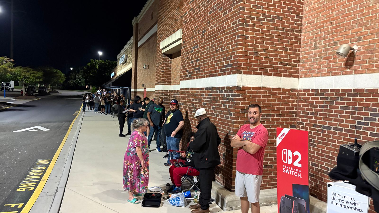 ผู้คนหลายร้อยคนรอต่อแถวเป็นเวลานานที่ Best Buy ใน Cary เพื่อเปิดตัว Nintendo Switch 2 วันที่เที่ยงคืน