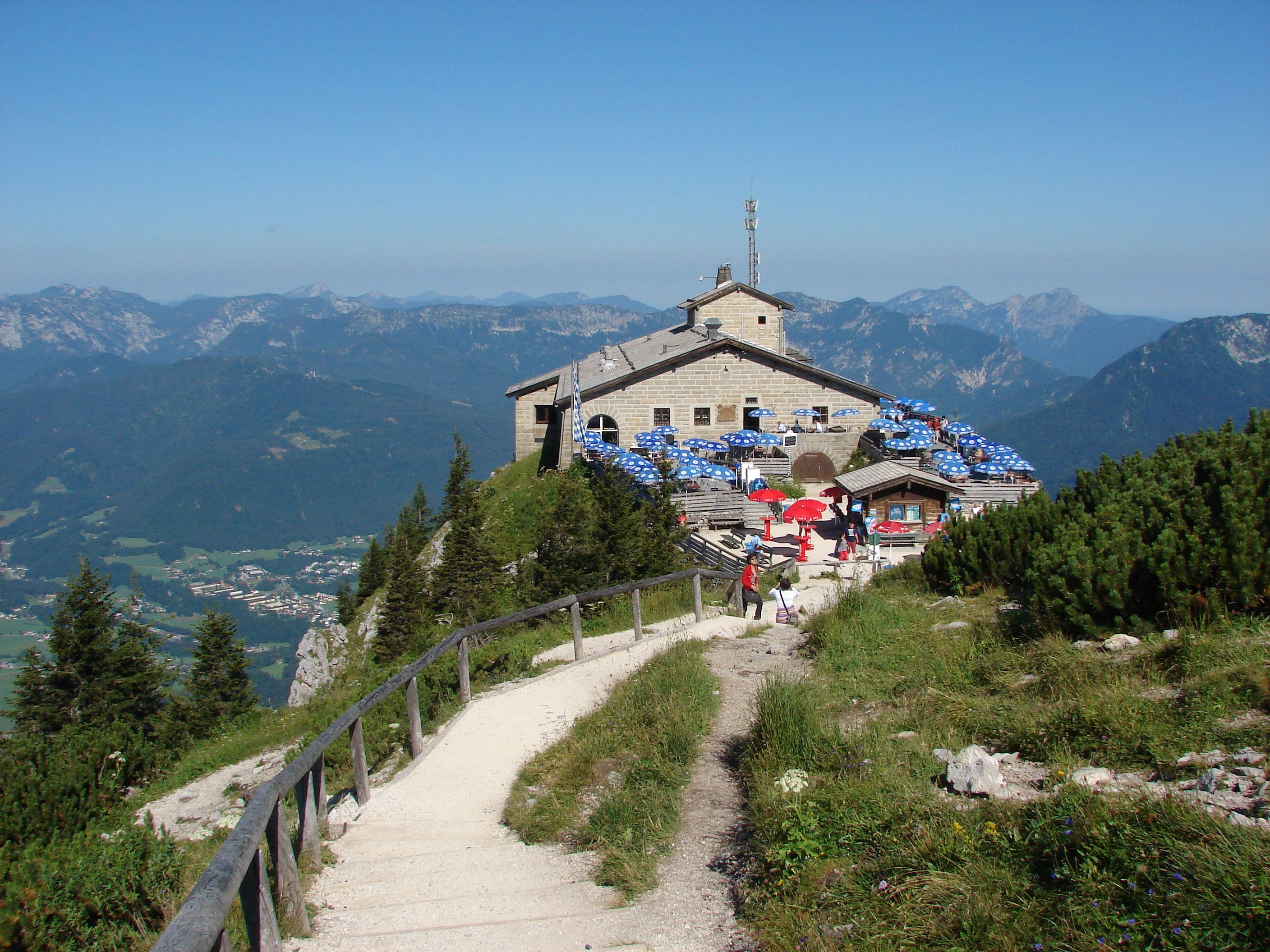 Fire breaks out at the Eagle Nest retreat built for Hitler in Germany . A person is detained