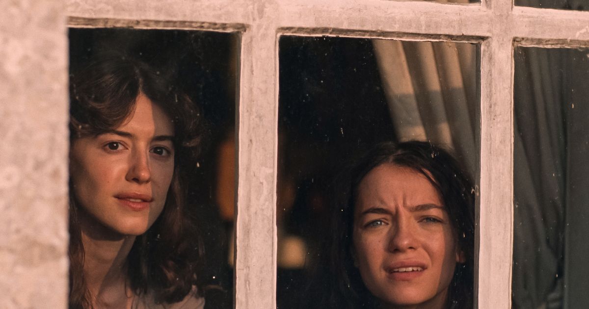 Movie Review: Rom-com or sib-com? Sisterhood rules in a 21st-century take on ‘Sense and Sensibility’