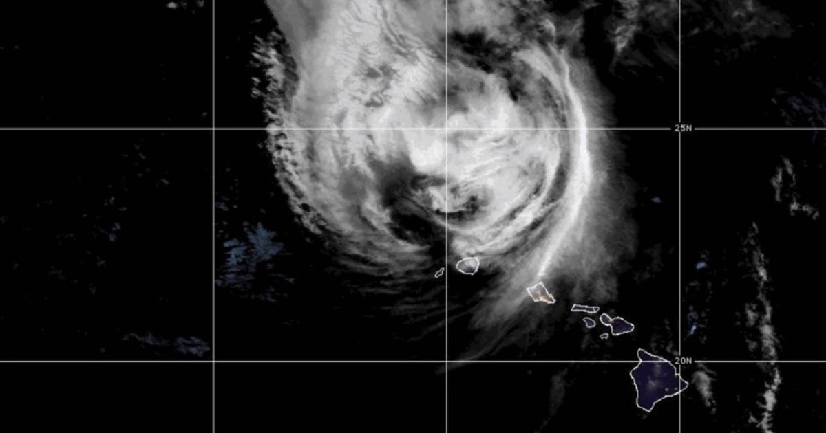 Hawaii's western islands hit by fierce winds and heavy rain from Hurricane Lowell