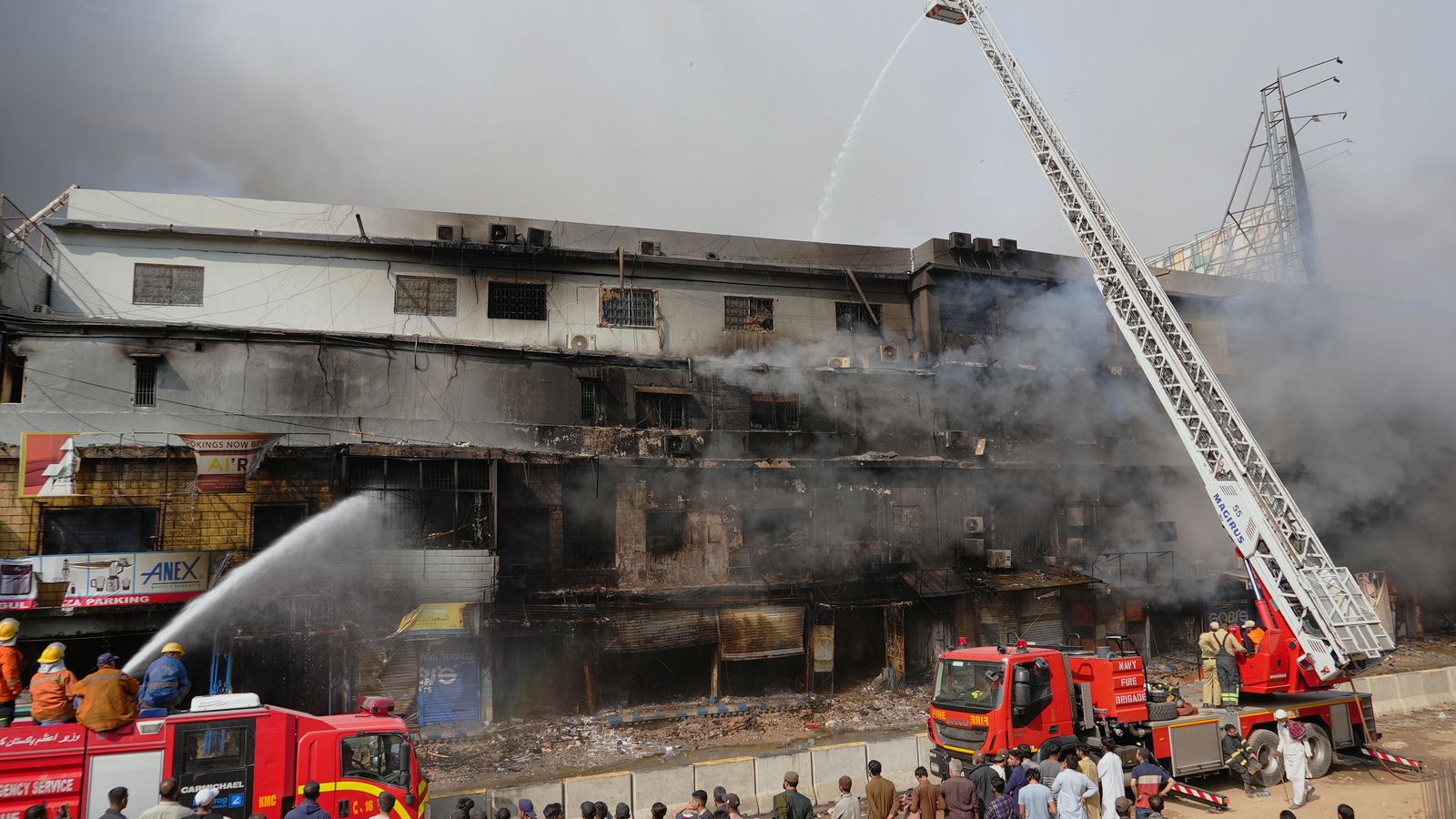Death toll rises to 6 in fire at a shopping plaza in the Pakistani city of Karachi