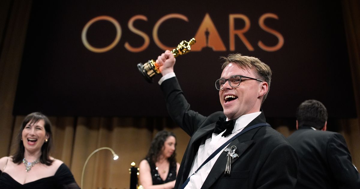 An Oscar is lost, then found, after director forced to check it on a flight out of JFK