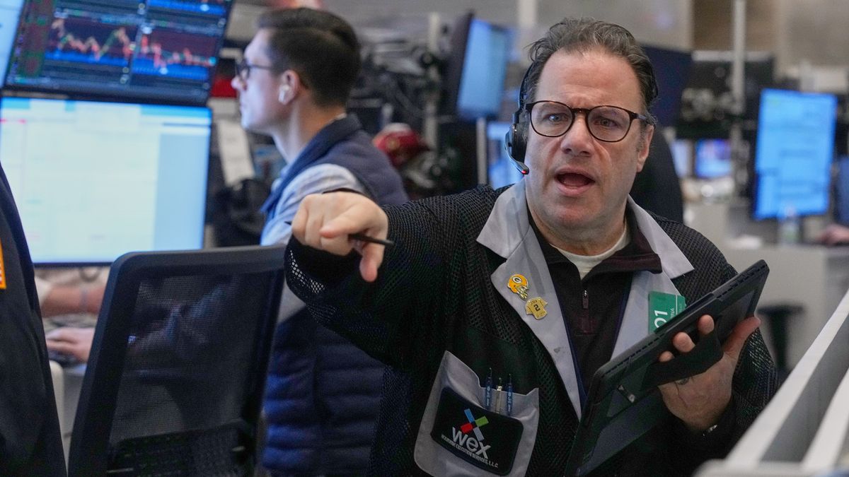 wral.com - ELAINE KURTENBACH and MATT OTT — AP Business Writers - Wall Street futures inch back as markets await the government's latest economic reports