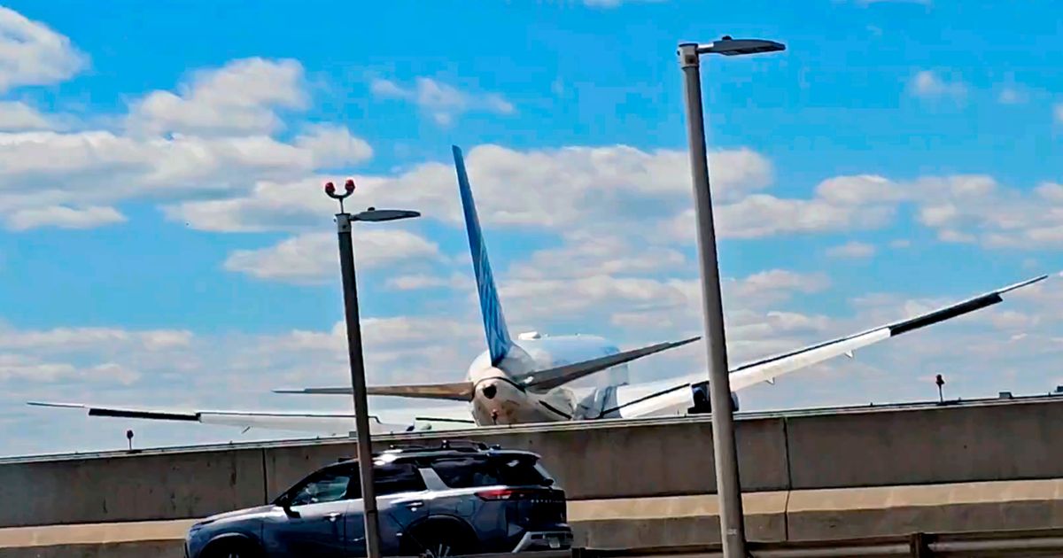 Copilot of United jet that struck a light pole realized flight was low, but not in time, report says