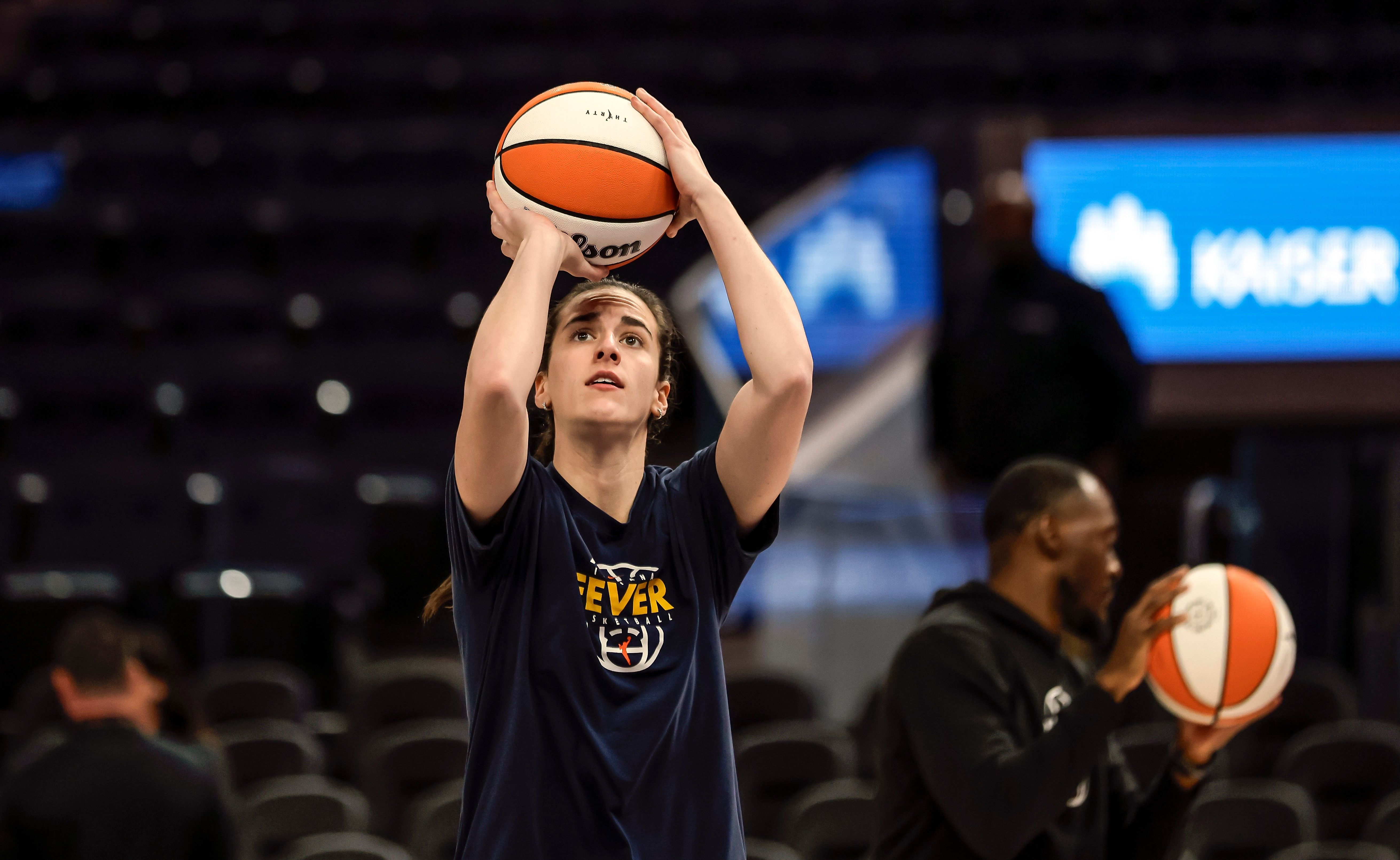 Caitlin Clark answers critics with some 'noise' of her own: a last-second  3-pointer for the win :: WRAL.com