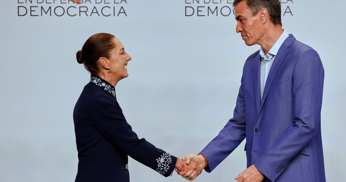 With a handshake, Spain and Mexico put diplomatic tussle over their colonial past behind them