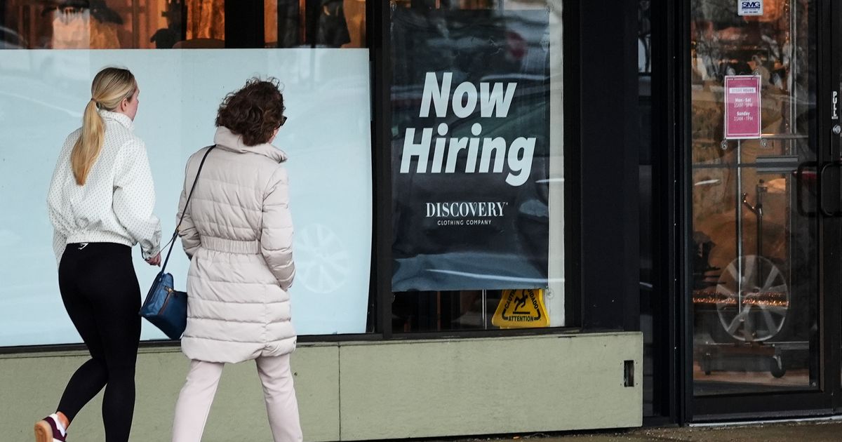 US jobless claims fall last week as layoffs remain low despite global economic uncertainty