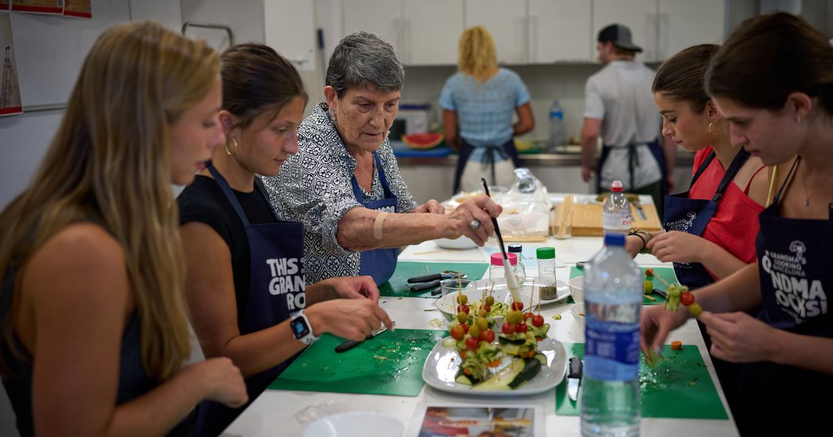 Barcelona 'grandmas' dish out cooking wisdom. And find nourishment themselves