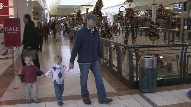 Last-minute shoppers can save with these tips