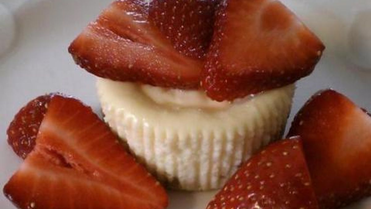 Mini strawberry cheesecakes