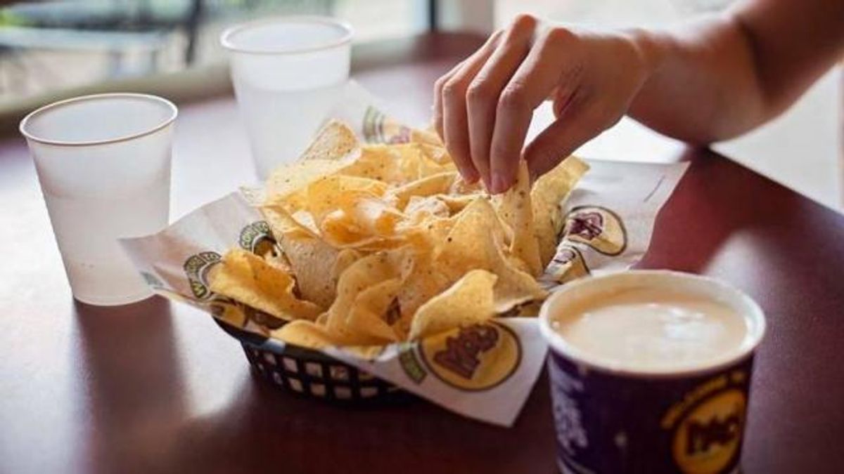 Moe's Queso & Chips