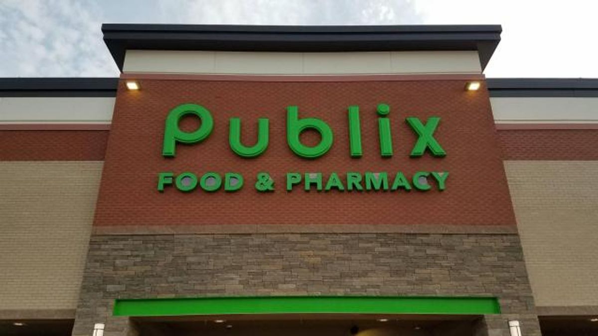 Publix store front in Apex, NC