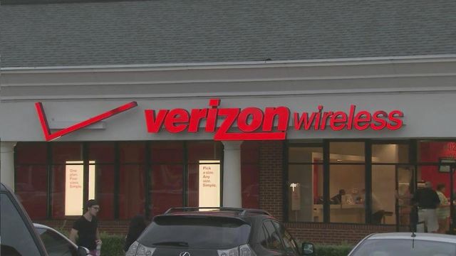 Customers who rely on cell phones cope with Verizon outage
